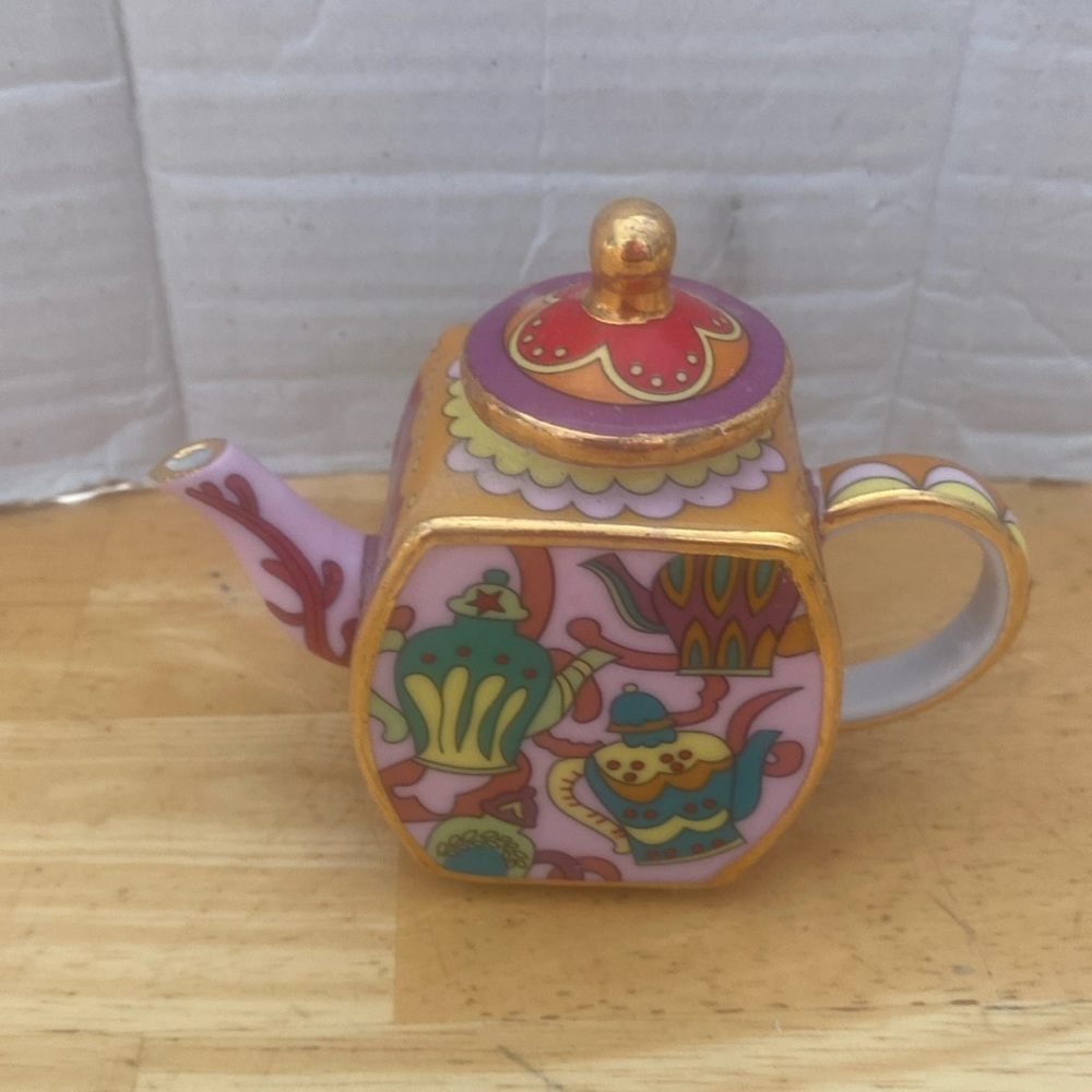 Vintage Vivian Chan miniature teapot 2002 excellent condition pink green